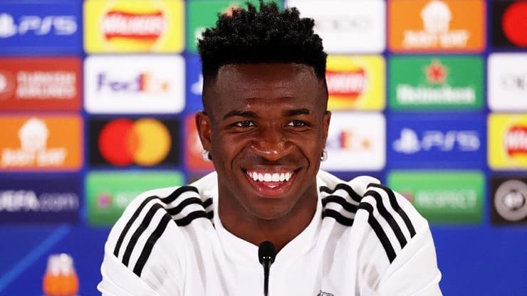 Vinicius Junior in conferenza con il Real Madrid.