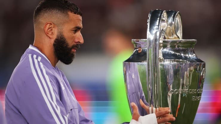 Benzema alza il trofeo della Supercoppa Europea.