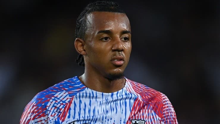 Jules Koundé preoccupa il Barcellona.