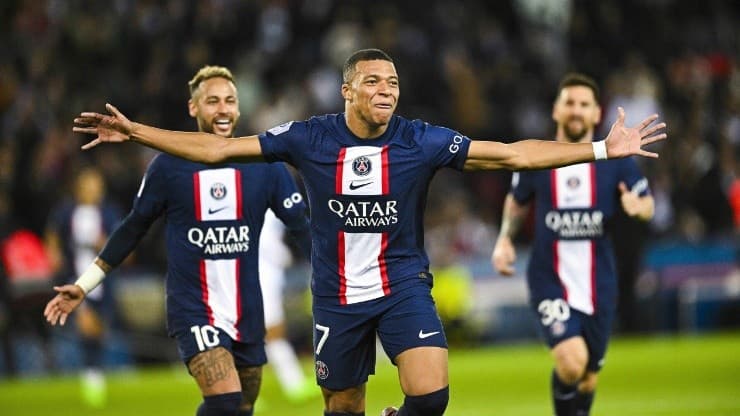 Mbappé e i festeggiamenti con Neymar e Messi dietro di lui dopo il suo gol.