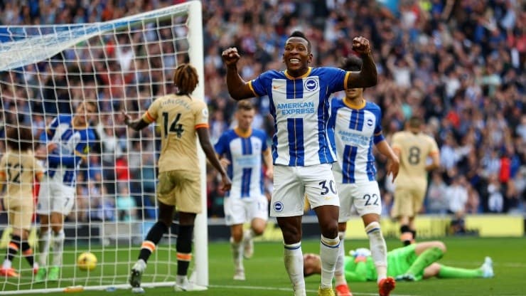 L'esultanza di Estupiñán in occasione di uno dei gol del Brighton contro il Chelsea.