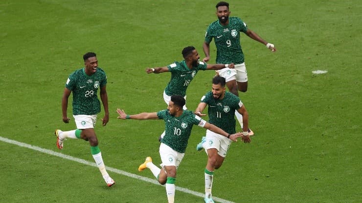 I giocatori dell'Arabia Saudita festeggiano un gol.