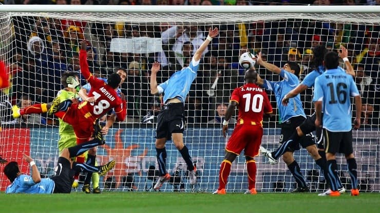 Luis Suarez e la mano che ha salvato l'Uruguay contro il Ghana.