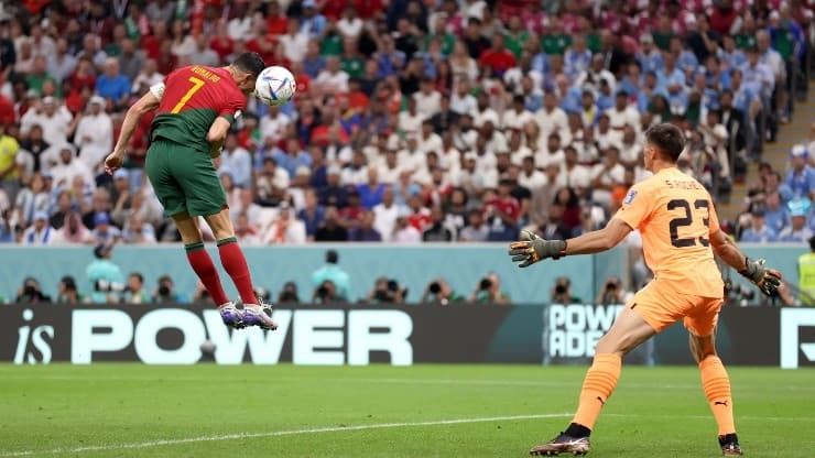 Cristiano Ronaldo davanti a Sergio Rochet.