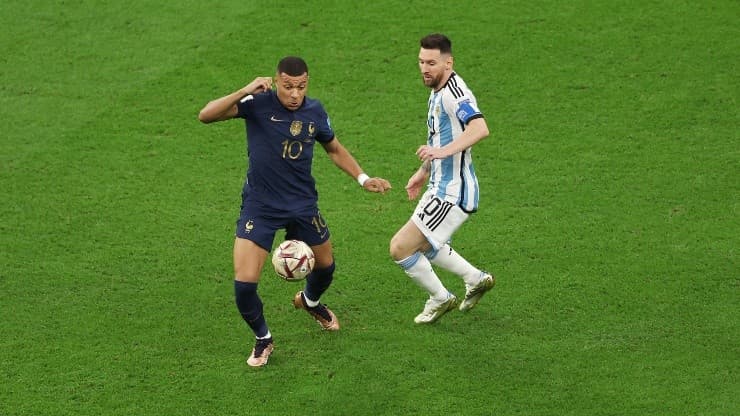 Kylian Mbappé e Lionel Messi, tra i marcatori di tutti i tempi.
