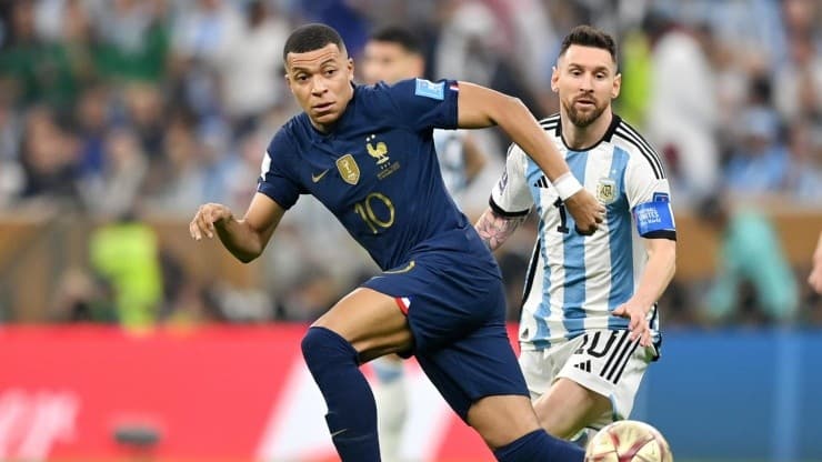 Mbappé e Messi alla finale di Qatar 2022.