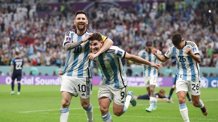 Lionel Messi e Julian Alvarez festeggiano.