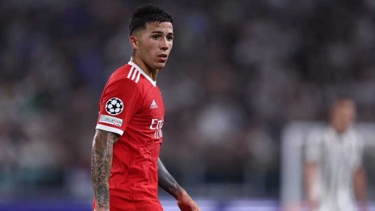 Enzo Fernandez riceve una punizione dal Benfica.
