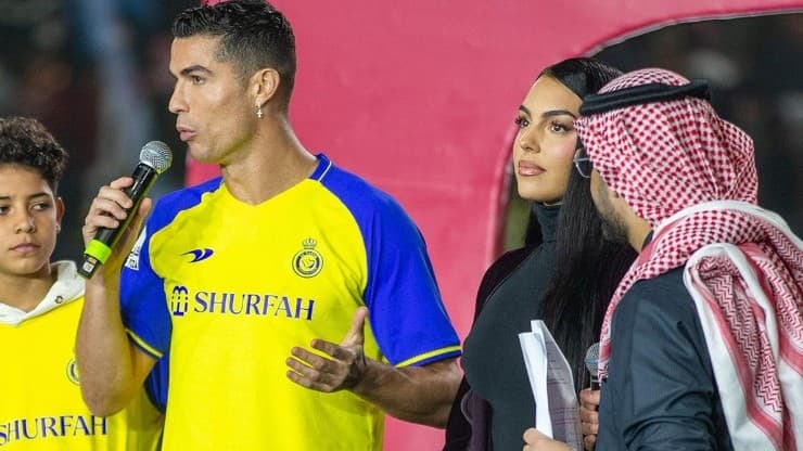 Crisitiano Ronaldo e Georgina alla presentazione dell'Al-Nassr.