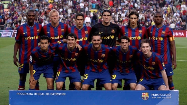 Xavi Torres, accanto a Bojan e Victor Sánchez, ex detenuto del Barcellona.