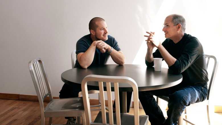 Jony Ive con Steve Jobs | Che tipo di dispositivo potrebbe progettare Jony Ive per Sam Altman di OpenAI?