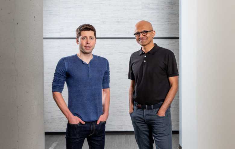 Il CEO di OpenAI Sam Altman (a sinistra) e il CEO di Microsoft Satya Nadella.