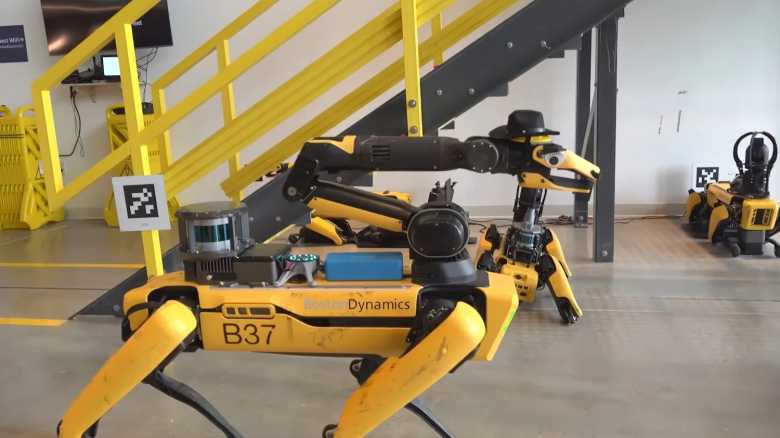 Spot, il cane robot di Boston Dynamics, sfrutta ChatGPT e l'intelligenza artificiale generativa