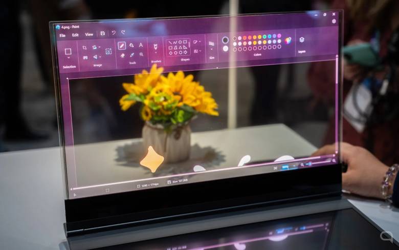 Concetto di computer portatile con display trasparente Lenovo ThinkBook