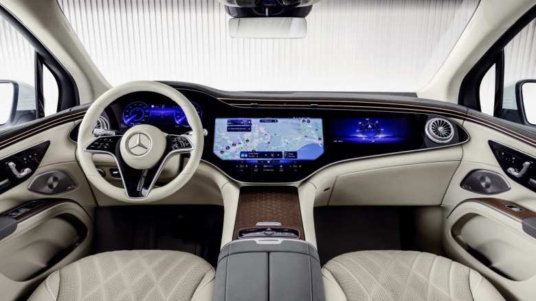 Interni del SUV Mercedes EQS